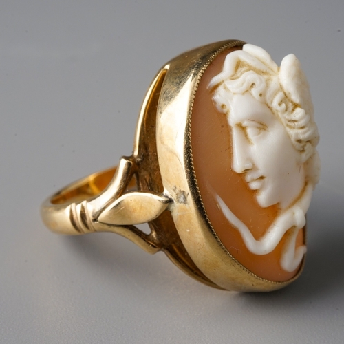 42 - A 9ct yellow gold and cameo ring, the shell cameo depicting Mercury, size L1/2, gross weight approx ... 