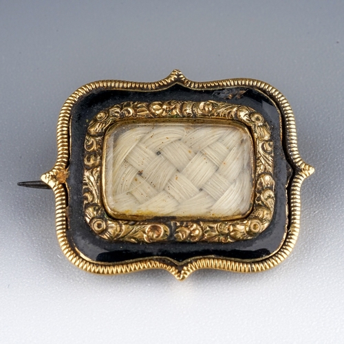 52 - 1831 gold mourning brooch to commemorate the death of Joseph Edward Paget. Leicestershire interest. ... 