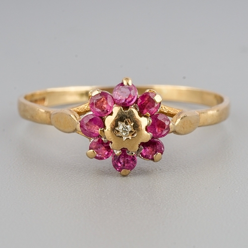 54 - A 9ct yellow gold and ruby ring, size R, gross weight approx 1.2g