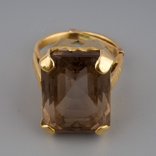 66 - Unmarked yellow metal dress ring set with smoky quartz, gross weight 11.2 g