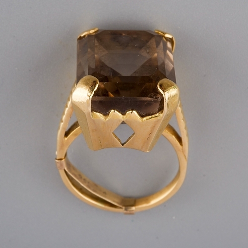 66 - Unmarked yellow metal dress ring set with smoky quartz, gross weight 11.2 g