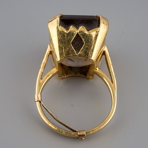 66 - Unmarked yellow metal dress ring set with smoky quartz, gross weight 11.2 g