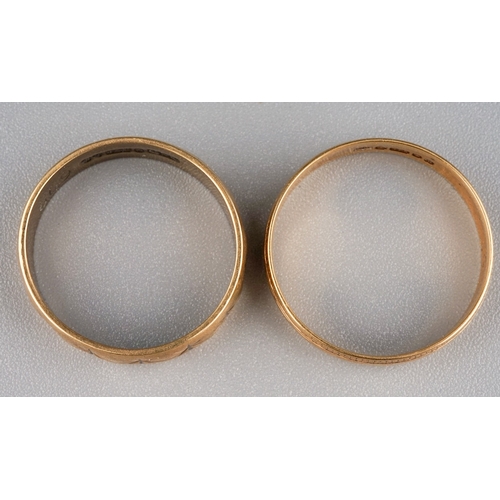 88 - Two 9ct yellow gold rings, engraved detail, sizes M and O, total gross weight approx 3.9g