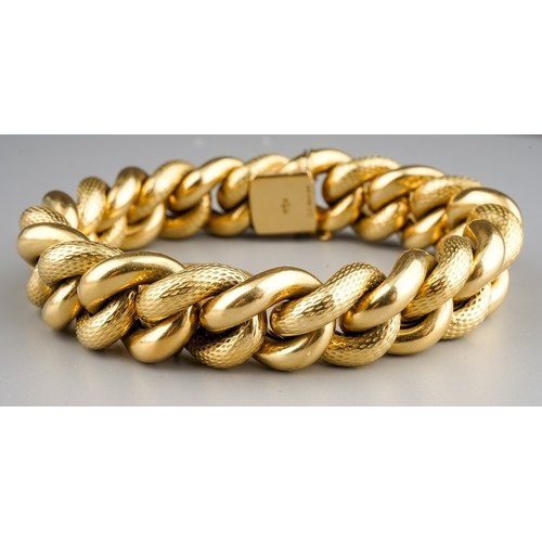 116 - An 18ct yellow gold bracelet, of heavy gauge alternating polished and textured links, box clasp, app... 