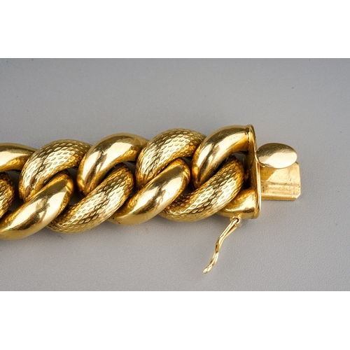 116 - An 18ct yellow gold bracelet, of heavy gauge alternating polished and textured links, box clasp, app... 