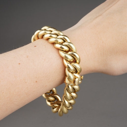 116 - An 18ct yellow gold bracelet, of heavy gauge alternating polished and textured links, box clasp, app... 