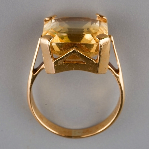 122 - Unmarked yellow metal dress ring set with yellow citrine, gross weight 5.6 g