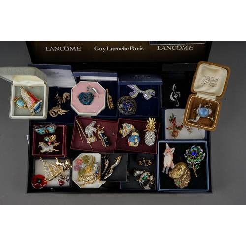 141 - Large collection of vintage brooches to include several Atwood Collection enamelled samples, enamell... 