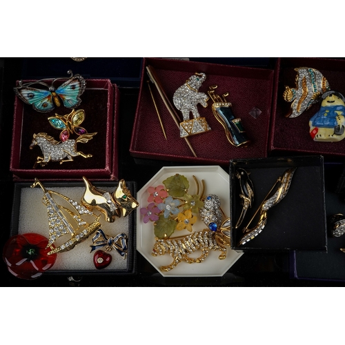 141 - Large collection of vintage brooches to include several Atwood Collection enamelled samples, enamell... 