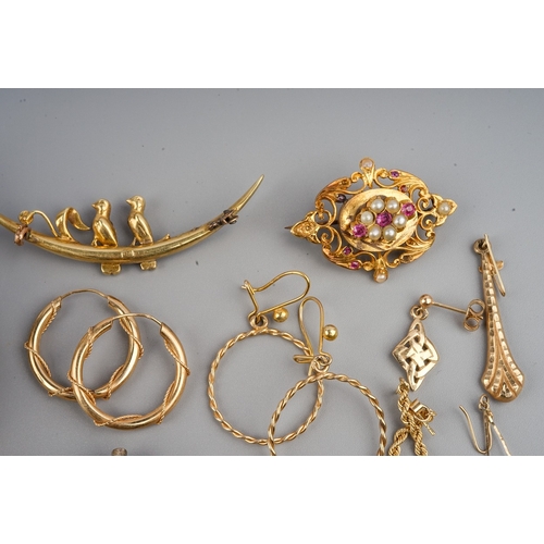 172 - A group of yellow metal and gold jewellery, including a Victorian 15ct gold seed pearl crescent and ... 