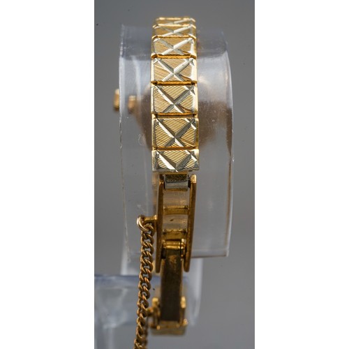 253 - A ladies 9ct yellow gold cased Everite wristwatch, on a gold-plated strap