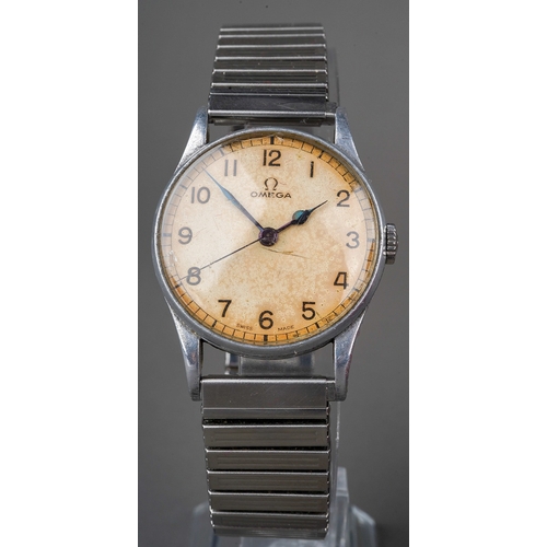 261 - An Omega stainless steel circular cased gentleman's wristwatch, circa 1943, the signed dial with Ara... 