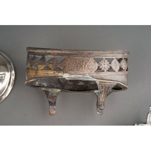 268 - A small parcel of silver, comprising four various napkin rings, a late Victorian bonbon dish with re... 