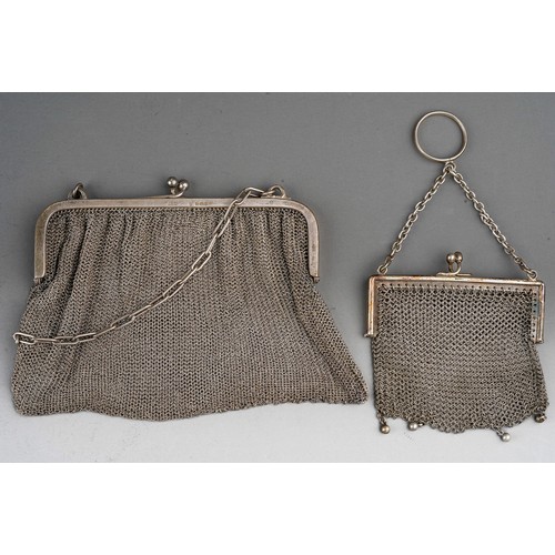 278 - An early 20th Century silver chainmail purse, typical form on suspension chain, hallmarked by C&C, L... 