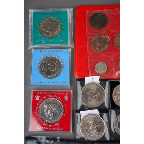 296 - A small collection of coins including three £5 coins and four £2 coins, assorted commemorative crown... 