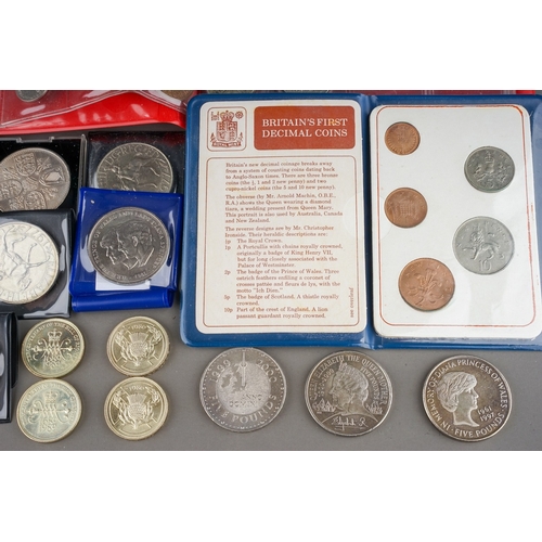 296 - A small collection of coins including three £5 coins and four £2 coins, assorted commemorative crown... 