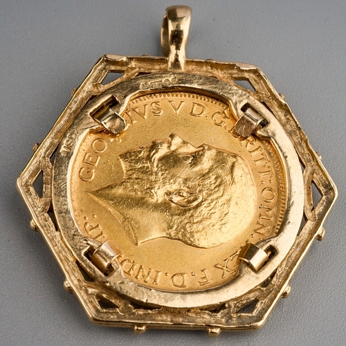 302 - 1913 Full Sovereign set in 9 ct gold hallmarked mount, gross weight 13.3g