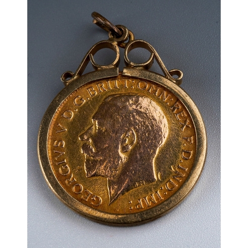 318 - A George V 1913 half sovereign, in a 9ct yellow gold pendant mount, gross weight approx 5.4g