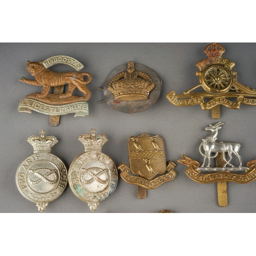 333 - A bag of Military cap badges and buttons