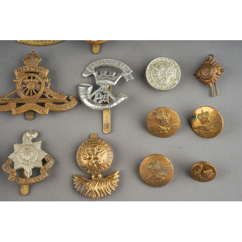 333 - A bag of Military cap badges and buttons