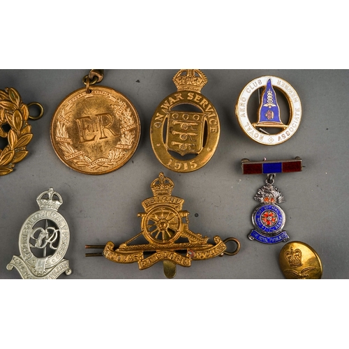 339 - Collection of badges, buttons, medallions to include silver RAF sweetheart brooch, 1915 on War servi... 