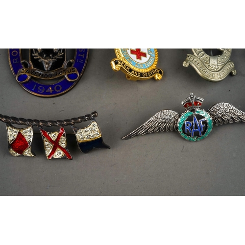 339 - Collection of badges, buttons, medallions to include silver RAF sweetheart brooch, 1915 on War servi... 