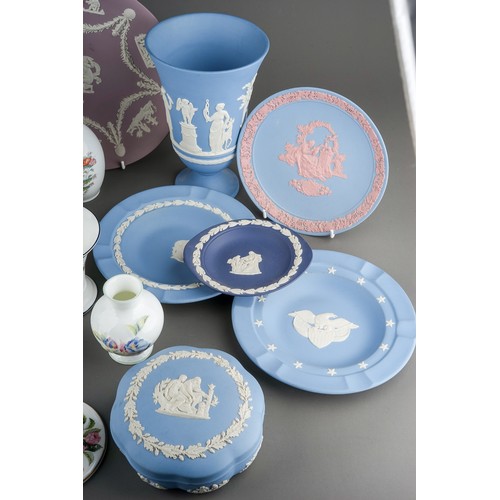 368 - A collection of Wedgwood jasperware and bone china, the jasperware to include a lilac 22.5cm plate, ... 