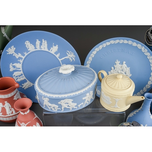 369 - A collection of Wedgwood jasperware in terracotta, lilac, green, yellow, pale blue, dark blue and wh... 