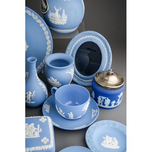 369 - A collection of Wedgwood jasperware in terracotta, lilac, green, yellow, pale blue, dark blue and wh... 