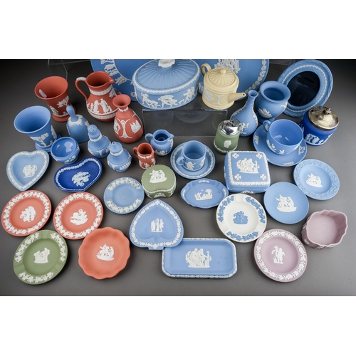 369 - A collection of Wedgwood jasperware in terracotta, lilac, green, yellow, pale blue, dark blue and wh... 