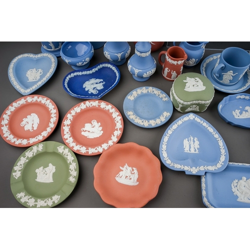 369 - A collection of Wedgwood jasperware in terracotta, lilac, green, yellow, pale blue, dark blue and wh... 