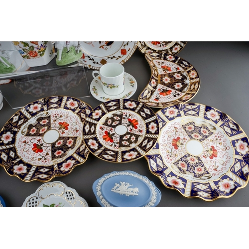 389 - Five pieces of Royal Crown Derby Imari 2451 pattern plates and other assorted ceramics, the 2451 pat... 