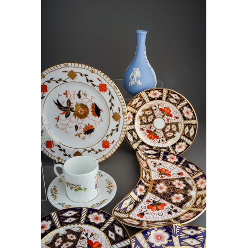 389 - Five pieces of Royal Crown Derby Imari 2451 pattern plates and other assorted ceramics, the 2451 pat... 