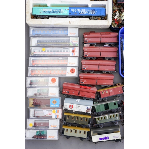 520 - Marklin HO scale Continental Bogie covered Wagons x 4 in original poly base.  Would benefit from a c... 