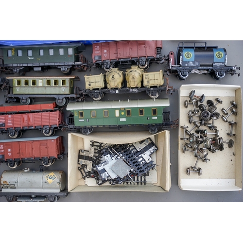 520 - Marklin HO scale Continental Bogie covered Wagons x 4 in original poly base.  Would benefit from a c... 