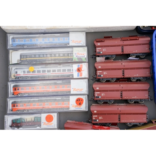 520 - Marklin HO scale Continental Bogie covered Wagons x 4 in original poly base.  Would benefit from a c... 