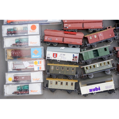 520 - Marklin HO scale Continental Bogie covered Wagons x 4 in original poly base.  Would benefit from a c... 