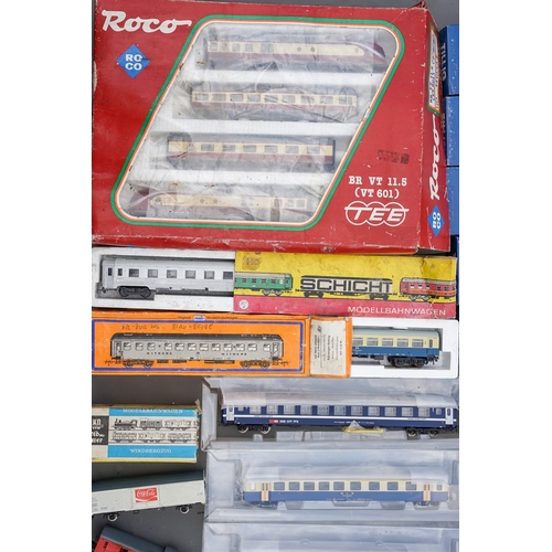 541 - Fleischmann 1175 DB 2-10-0 HO scale loco, boxed, 2 Piko BR 185 motorized railcars and 1 BR 195 dummy... 