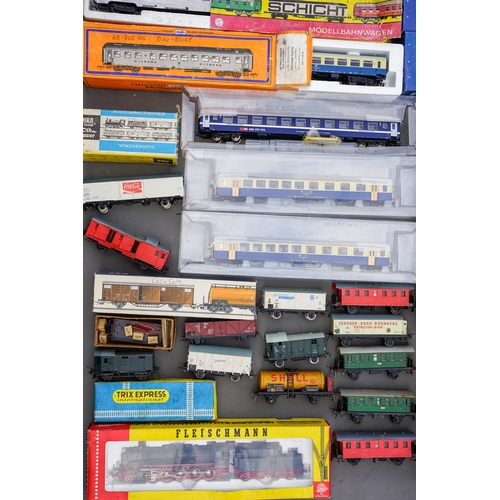 541 - Fleischmann 1175 DB 2-10-0 HO scale loco, boxed, 2 Piko BR 185 motorized railcars and 1 BR 195 dummy... 