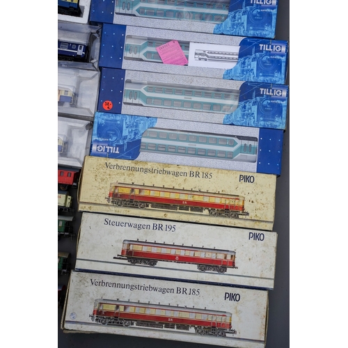 541 - Fleischmann 1175 DB 2-10-0 HO scale loco, boxed, 2 Piko BR 185 motorized railcars and 1 BR 195 dummy... 