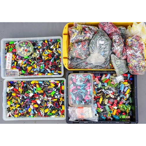 547 - 4 trays of plastic N or 2 gauge model cars, quantity