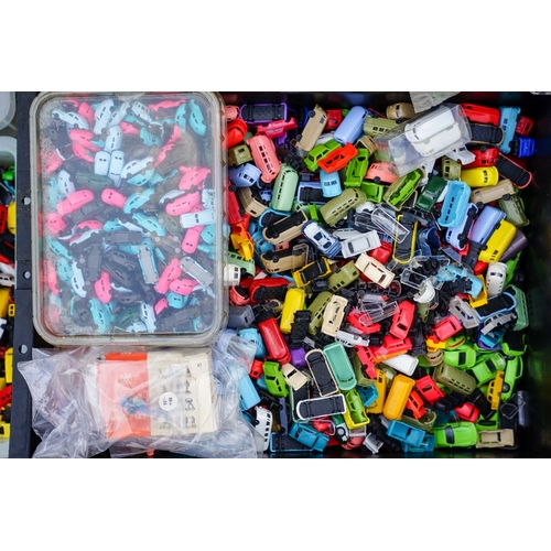 547 - 4 trays of plastic N or 2 gauge model cars, quantity