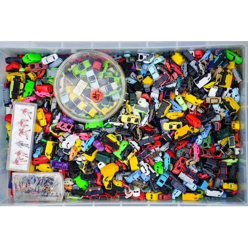 547 - 4 trays of plastic N or 2 gauge model cars, quantity