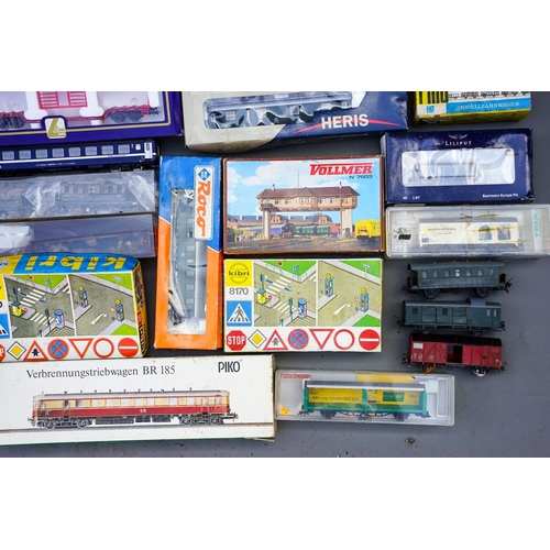 548 - A tray of plastic HO and smaller scale houses, A tray of mainly Marklin metal HO scale railway wagon... 