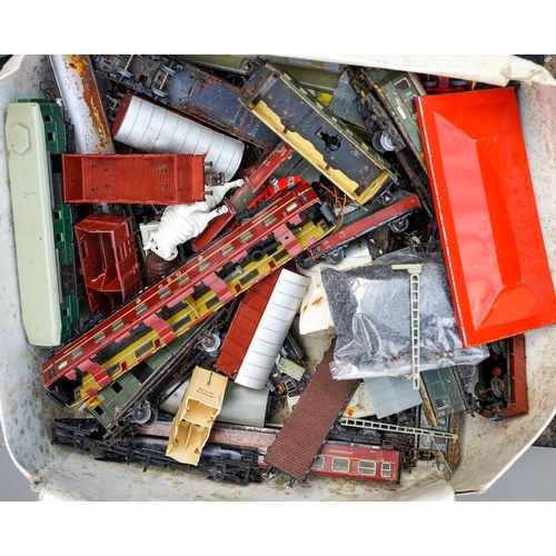 548 - A tray of plastic HO and smaller scale houses, A tray of mainly Marklin metal HO scale railway wagon... 