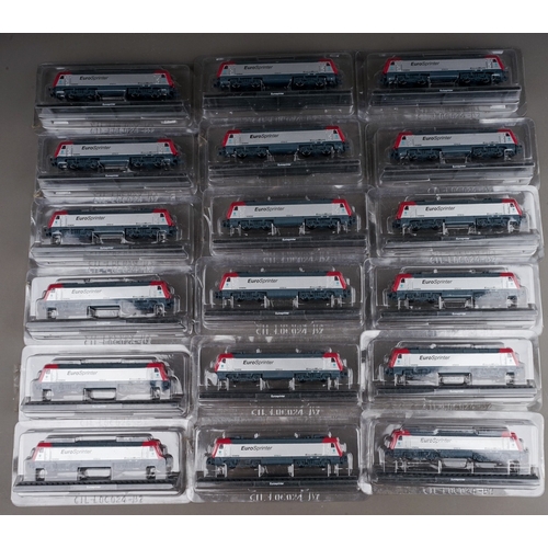 556 - A large number of N gauge unmotored Eurosprinter electric locos with moving wheels and bogies