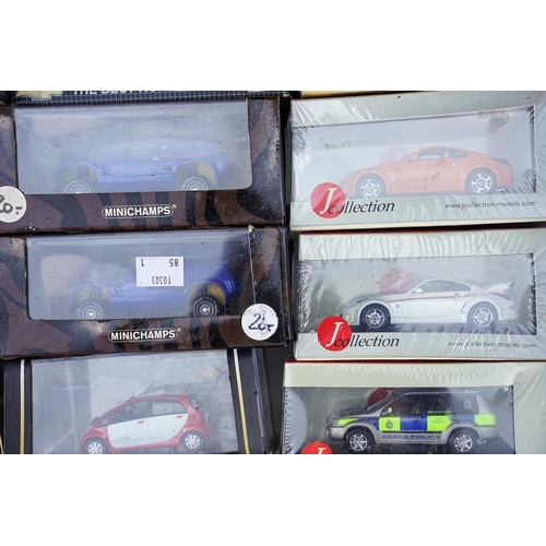 561 - One tray of approx. 30 Minichamps diecast cars, boxed. af