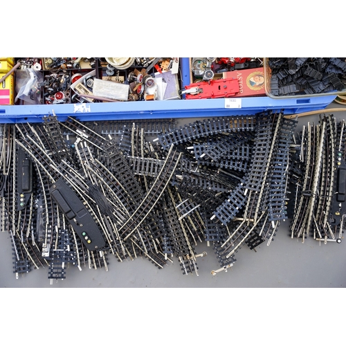 562 - One tray of HO scale model railway spares for locos, rolling stock