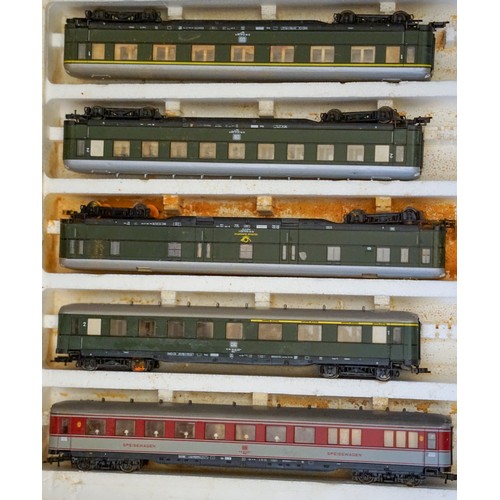 567 - 1 box and loose items of assorted trains, including Liliput, Roco etc