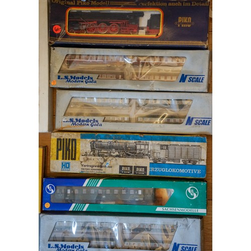 567 - 1 box and loose items of assorted trains, including Liliput, Roco etc